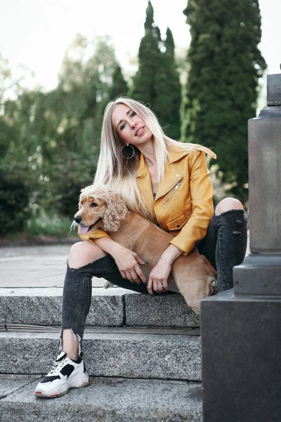 Jeune fille avec chien promenades dans le parc et bénéficie de la belle journée d'été . — Photo