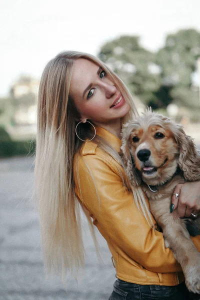 Jovem com passeios de cão no parque e desfruta do belo dia de verão . — Fotografia de Stock