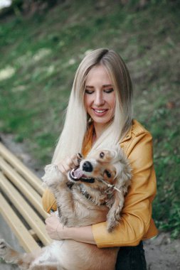 Köpek ile genç kız parkta yürür ve güzel yaz günü sahiptir.