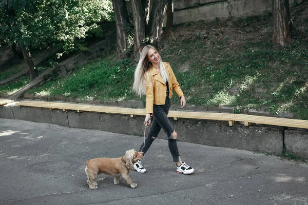 Chica joven con paseos de perros en el parque y disfruta del hermoso día de verano . —  Fotos de Stock
