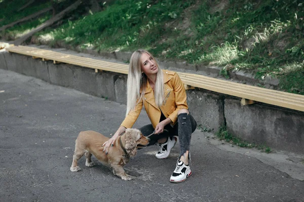 Jovem com passeios de cão no parque e desfruta do belo dia de verão . — Fotografia de Stock