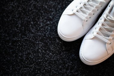 Evde katta yeni şık beyaz spor ayakkabı çifti