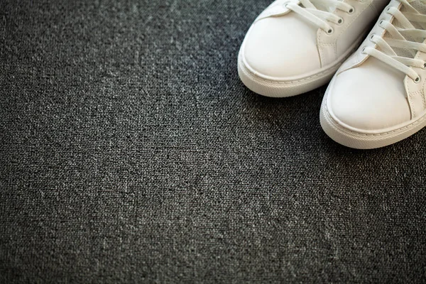 一双新的时尚白色运动鞋在地板上在家里 — 图库照片