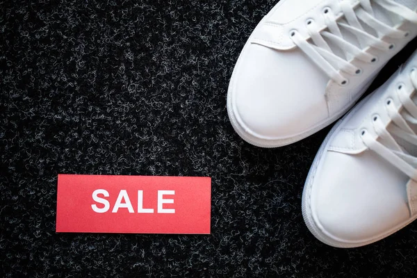 Paar nieuwe stijlvolle witte sneakers op de vloer thuis — Stockfoto