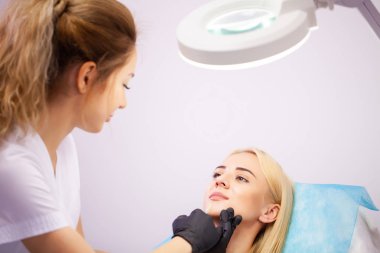 Kozmetoloji Kliniğinde Dudak Büyütme. Güzel Kadın Dudaklar için güzellik enjeksiyon oluyor