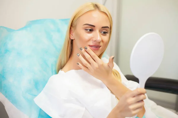 Kozmetoloji Kliniğinde Dudak Büyütme. Güzel Kadın Dudaklar için güzellik enjeksiyon oluyor.