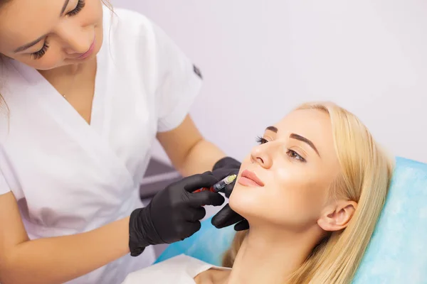 Aumento de labios en la Clínica de Cosmetología. hermosa mujer consiguiendo belleza inyección para labios — Foto de Stock