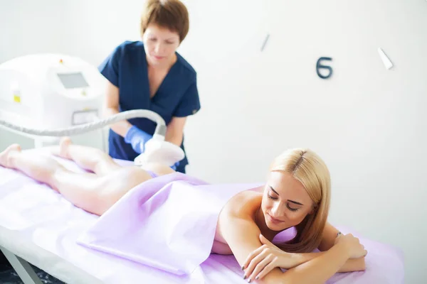 Huidverzorging. Vrouw is in het proces in de kliniek Lipomassage. — Stockfoto