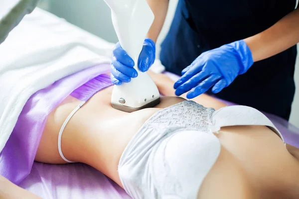 Cuidado de la piel. Mujer está en el proceso en el lipomassage clínica . — Foto de Stock