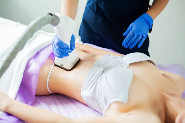 Cuidado de la piel. Mujer está en el proceso en el lipomassage clínica . — Foto de Stock