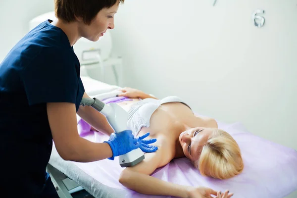 Huidverzorging. Vrouw is in het proces in de kliniek Lipomassage. — Stockfoto