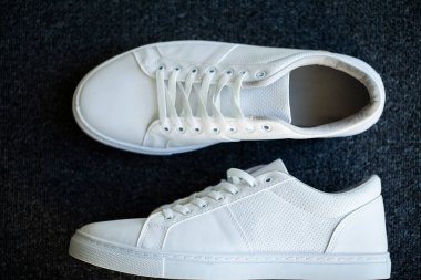 Evde katta yeni şık beyaz spor ayakkabı çifti