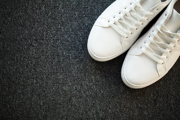 自宅の床に新しいスタイリッシュな白いスニーカーのペア — ストック写真