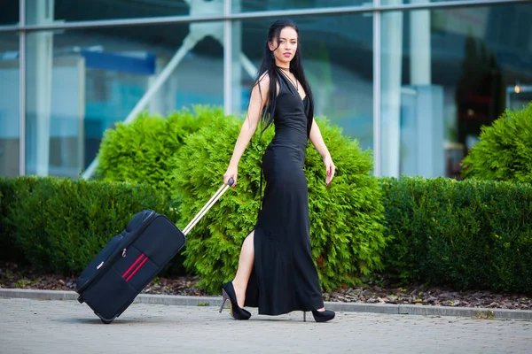 Jovem mulher alegre com uma mala. O conceito de viagem e trabalho — Fotografia de Stock