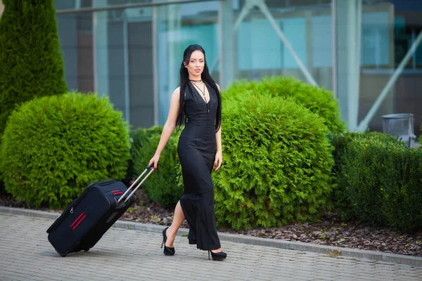 年轻的快乐女人与一个手提箱。旅行与工作的概念 — 图库照片