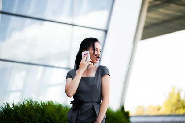 Resa. Affärskvinna i flygplatsen pratar på smartphone medan promenader med handbagage i flygplatsen går till Gate. — Stockfoto