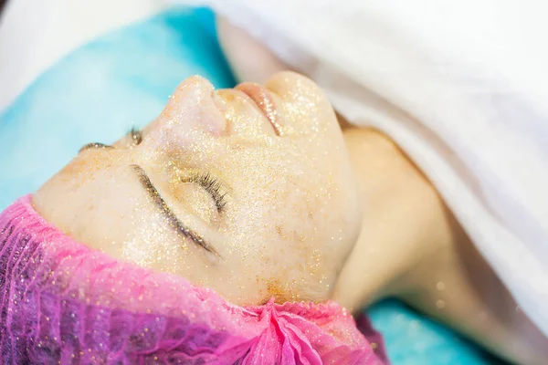 Terapia de spa para mujeres jóvenes que tienen máscara facial en el salón de belleza . —  Fotos de Stock