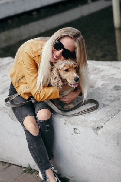 Köpek ile genç kız parkta yürür ve güzel yaz günü sahiptir. — Stok fotoğraf