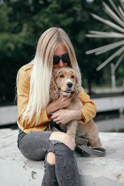 Jovem com passeios de cão no parque e desfruta do belo dia de verão . — Fotografia de Stock