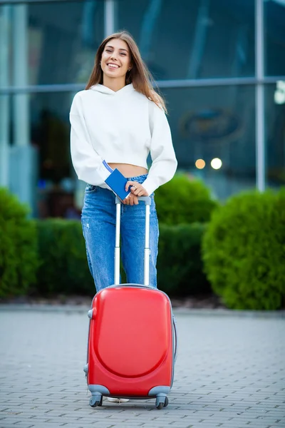 Young Cheerful Woman With a Suitcase. The Concept of Travel and Work — Stock Photo, Image