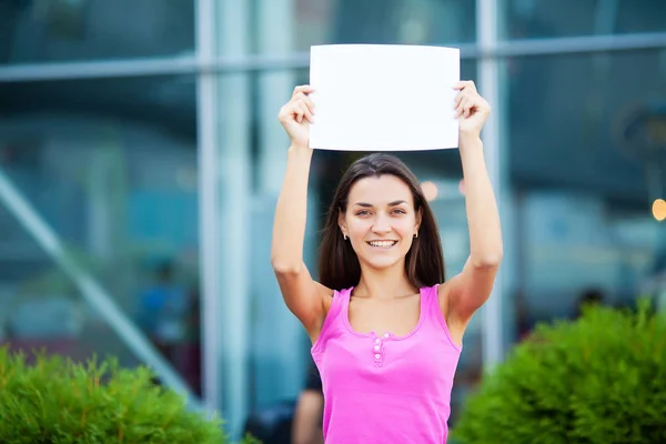 Las mujeres de negocios con el cartel con mensaje de bienvenida —  Fotos de Stock