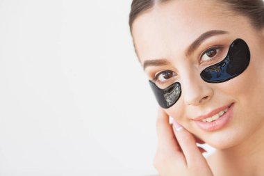 Gözlerin Altında Yama. Siyah Hydrogel Yamalar ile Beautiful Woman Yüz, Taze Sağlıklı Yüz Cilt Üzerinde Anti-Kırışıklık Kollajen Maske Kaldırma.