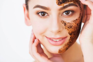 Spa Kadını Yüz Temizleme Maskesi uyguluyor. Güzellik Tedavileri