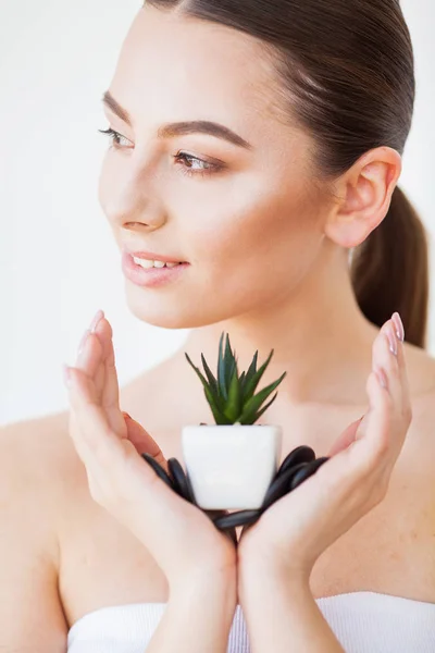 Perawatan Kulit. Beauty Woman Face With Healthy Skin And Green Plant — Stok Foto