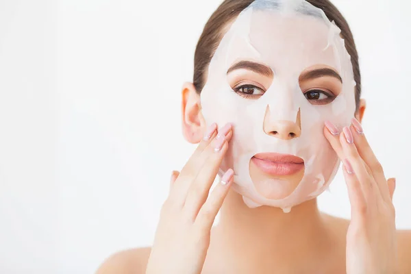 Mujer Spa aplicando Mascarilla de Limpieza Facial. Tratamientos de belleza — Foto de Stock