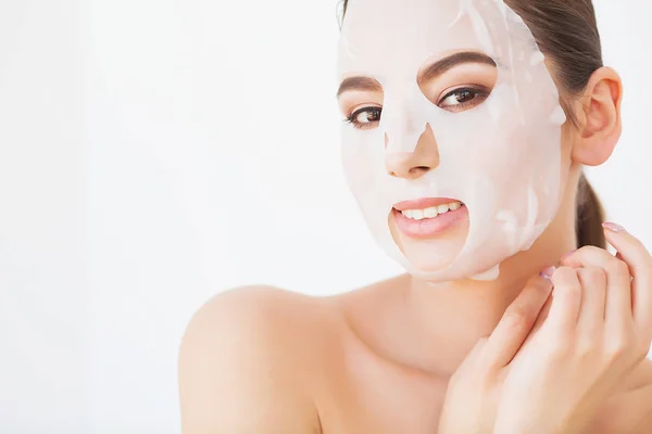 Spa Donna che applica Maschera detergente viso. Trattamenti di bellezza — Foto Stock