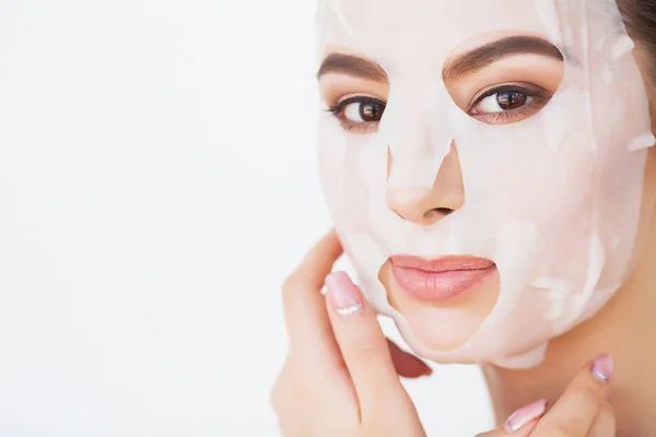 Spa Mulher aplicando máscara de limpeza facial. Tratamentos de beleza — Fotografia de Stock