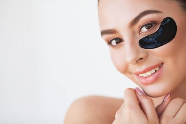 Gözlerin Altında Yama. Siyah Hydrogel Yamalar ile Beautiful Woman Yüz, Taze Sağlıklı Yüz Cilt Üzerinde Anti-Kırışıklık Kollajen Maske Kaldırma.