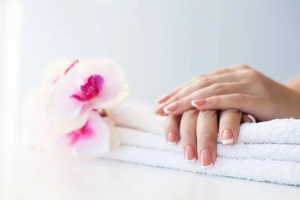 Hermosas uñas de mujer con manicura francesa, en estudio de belleza —  Fotos de Stock