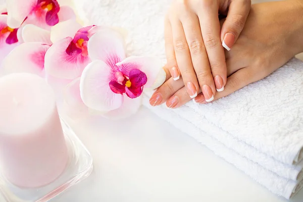 Beaux ongles de femme avec manucure française, dans un studio de beauté — Photo