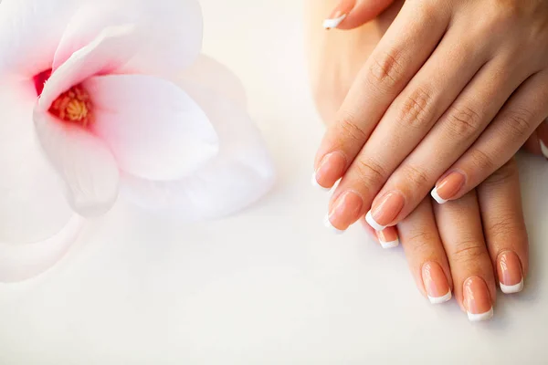 Beaux ongles de femme avec manucure française, dans un studio de beauté — Photo