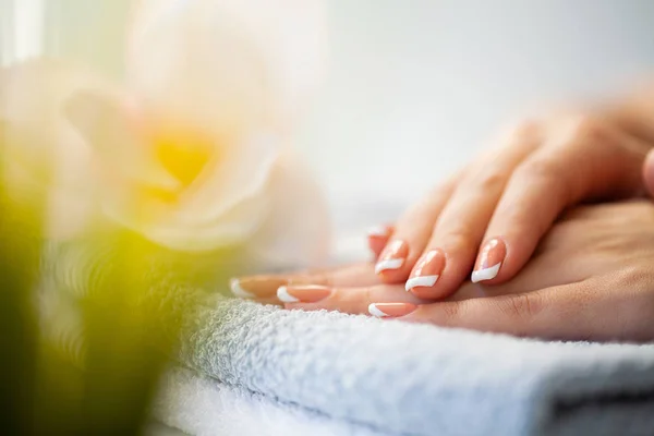 Hermosas uñas de mujer con manicura francesa, en estudio de belleza —  Fotos de Stock