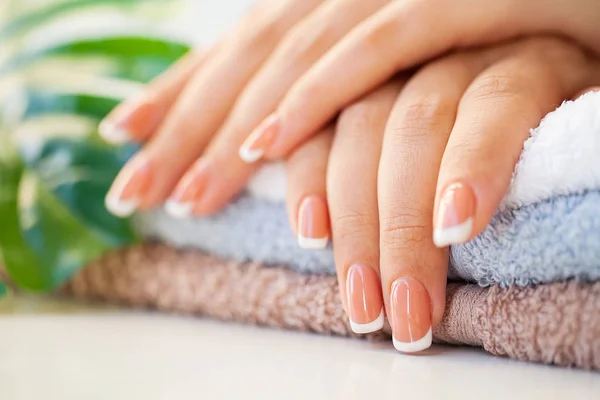 Hermosas uñas de mujer con manicura francesa, en estudio de belleza —  Fotos de Stock