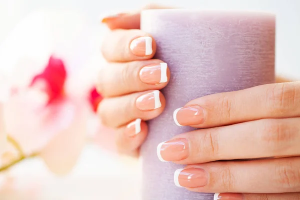 Piękne womans paznokcie z francuskim manicure, w Studio urody — Zdjęcie stockowe