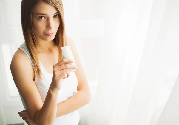 Gesundes Frühstück. junge Frau zu Hause isst Joghurt — Stockfoto
