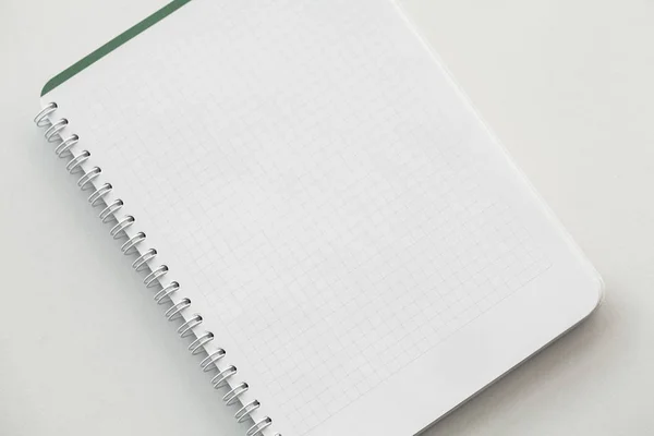 Vista superior do notebook branco na tabela branca — Fotografia de Stock