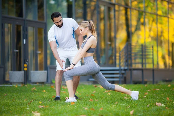 Fitness. Personal Trainer Takes Notes While Woman Exercising Outdoor — Stock Photo, Image