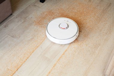 Akıllı ev. Robot elektrikli süpürge daireyi belli bir zamanda otomatik olarak temizliyor.