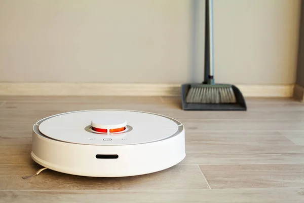 Умный дом. Робот-пылесос выполняет автоматическую очистку квартиры в определенное время — стоковое фото