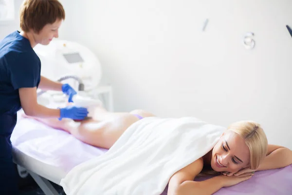 Huidverzorging. vrouw krijgen lipomassage lpg in schoonheid kliniek. — Stockfoto