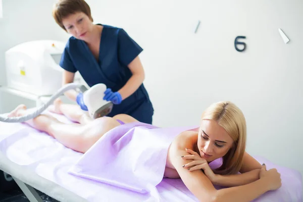 Hautpflege. Frau bekommt Fettabsaugung in Schönheitsklinik. — Stockfoto