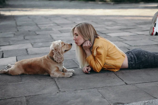 Buller och vintage stil. Ung flicka med hund promenader i parken och njuter av den vackra sommardagen — Stockfoto