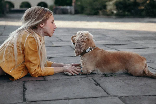 Rumore e stile vintage. Giovane ragazza con cane passeggia nel parco e gode della bella giornata estiva — Foto Stock