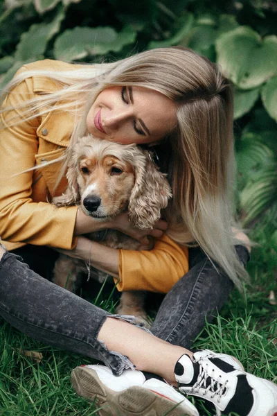 Gürültü ve klasik tarz. Köpekli genç kız parkta yürüyor ve güzel yaz gününün tadını çıkarıyor. — Stok fotoğraf