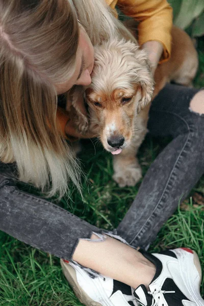 Шум і вінтажний стиль. Молода дівчина з собакою гуляє в парку і насолоджується прекрасним літнім днем — стокове фото