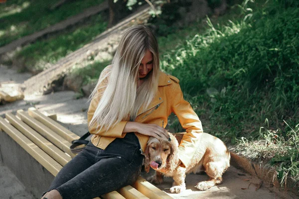 Kebisingan dan gaya lama. Gadis muda dengan anjing berjalan di taman dan menikmati hari musim panas yang indah — Stok Foto